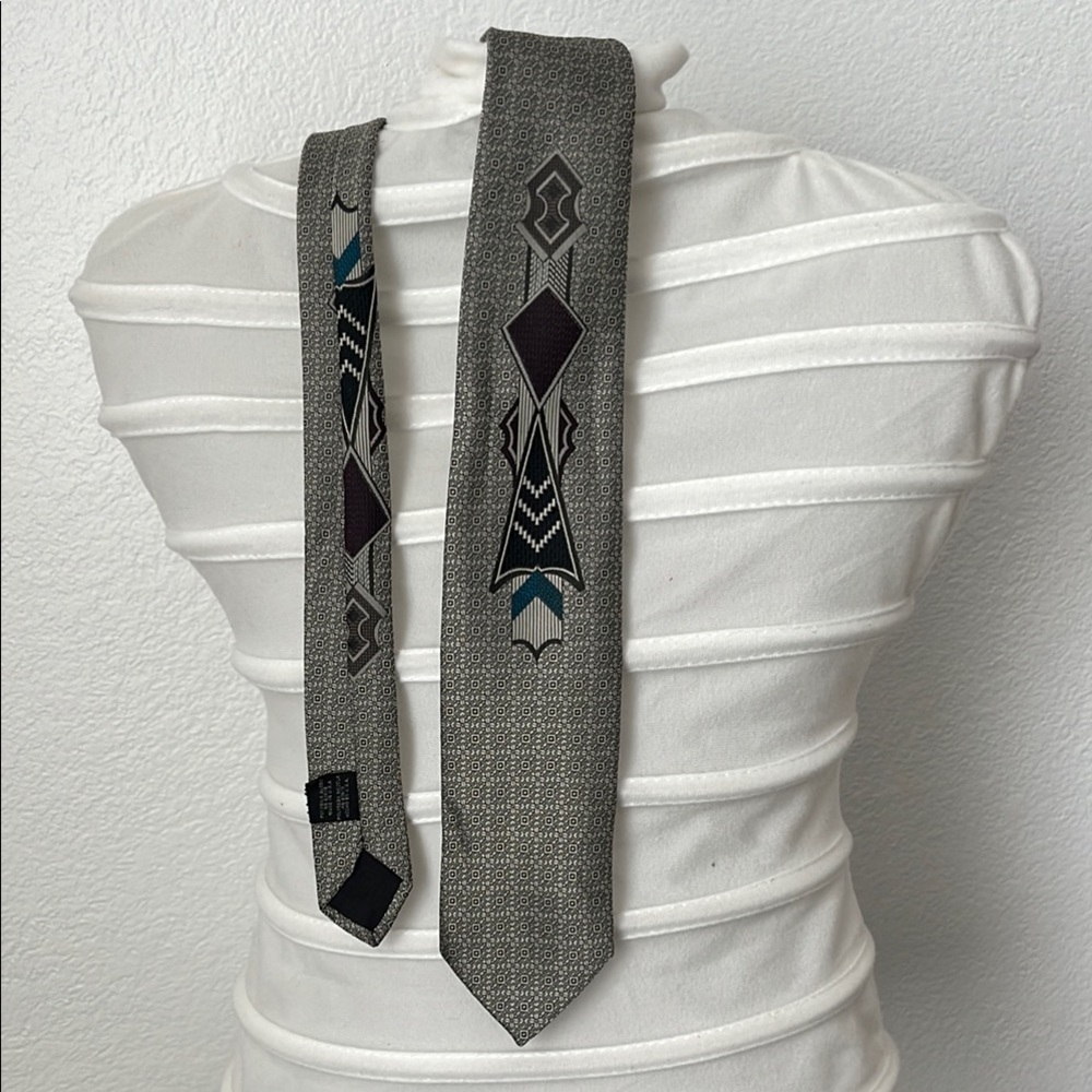 Geometric Patterned Gray Tie